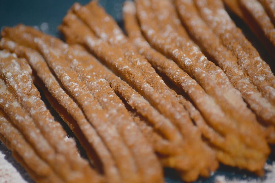 Churros dorados con azúcar y canela recién hechos
