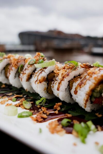 Rebanadas de sushi estilo mexicano empanizado con aderezo especial