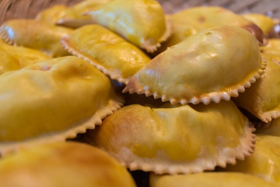 Empanadas doradas y hojaldradas recién salidas de la freidora